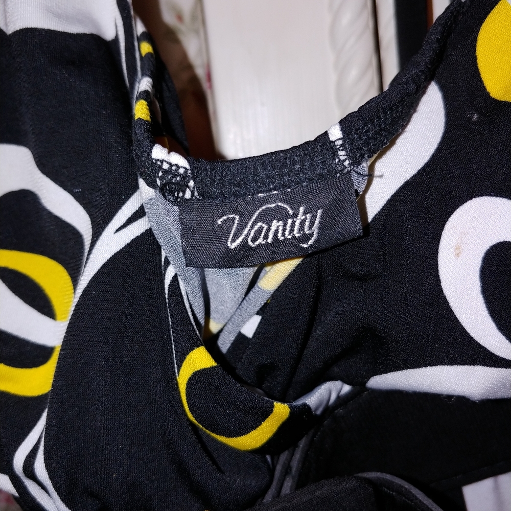 Vanity - Picture 2 of 6